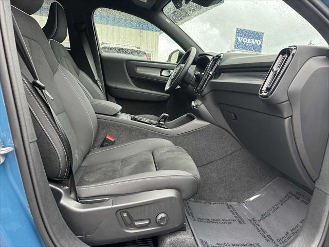 2025 Volvo XC40 B5 Plus Dark Theme
