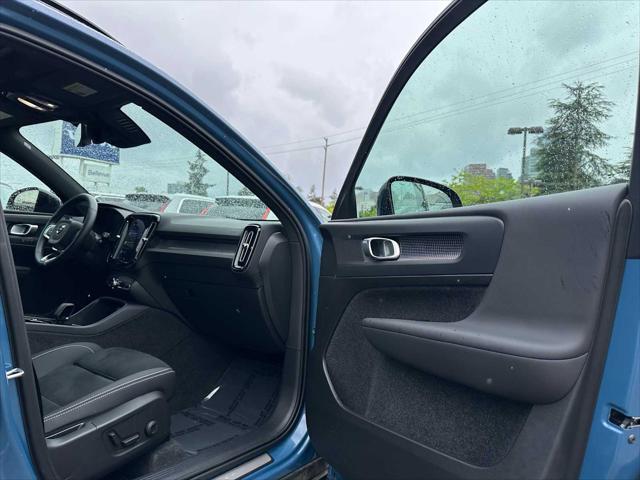 2025 Volvo XC40 B5 Plus Dark Theme