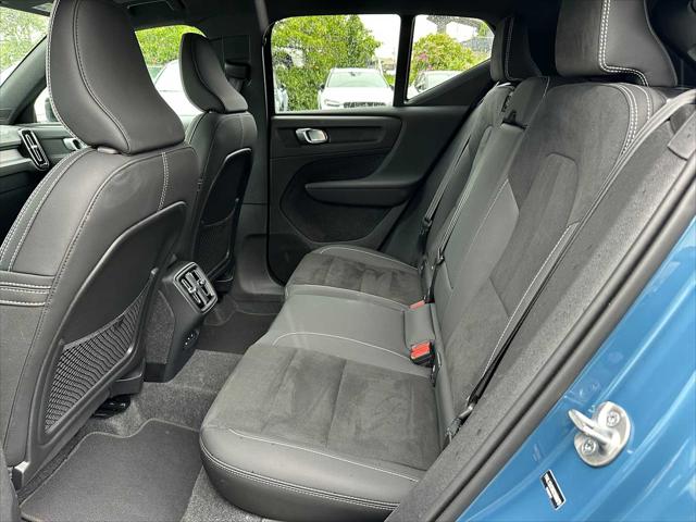 2025 Volvo XC40 B5 Plus Dark Theme