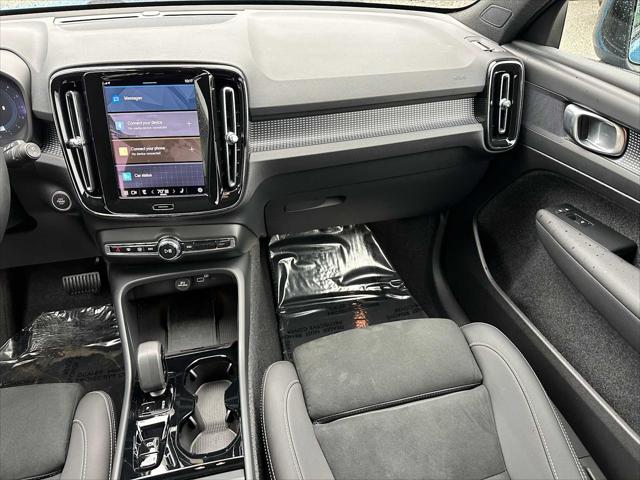 2025 Volvo XC40 B5 Plus Dark Theme