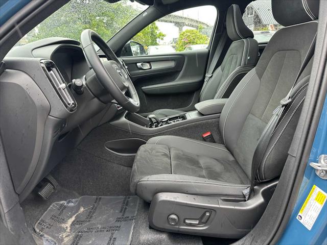 2025 Volvo XC40 B5 Plus Dark Theme