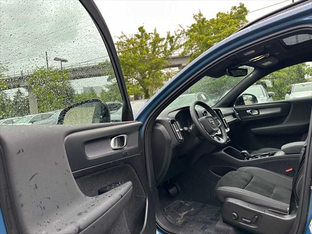 2025 Volvo XC40 B5 Plus Dark Theme