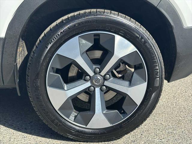 2025 Volvo XC40 B5 Plus Bright Theme