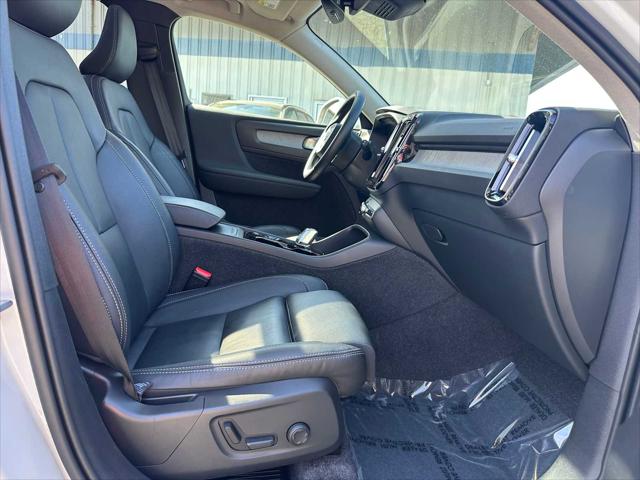 2025 Volvo XC40 B5 Plus Bright Theme