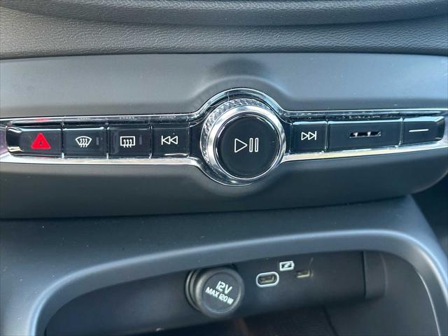 2025 Volvo XC40 B5 Plus Bright Theme