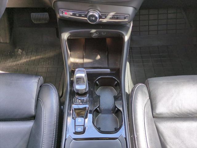 2023 Volvo XC40 B5 Plus Bright Theme