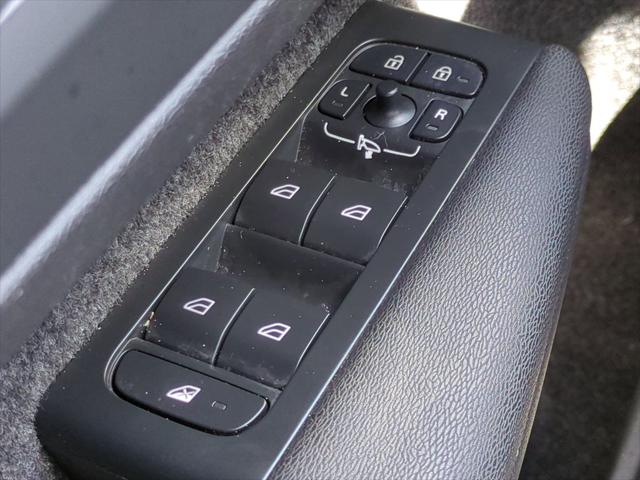 2023 Volvo XC40 B5 Plus Bright Theme