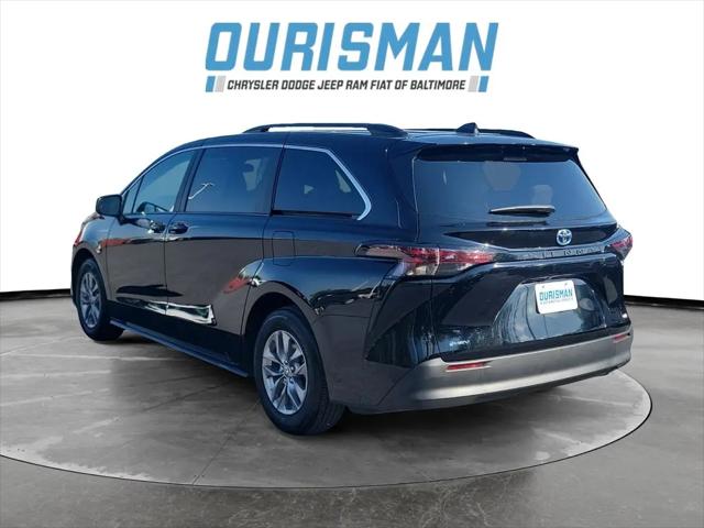2025 Toyota Sienna LE