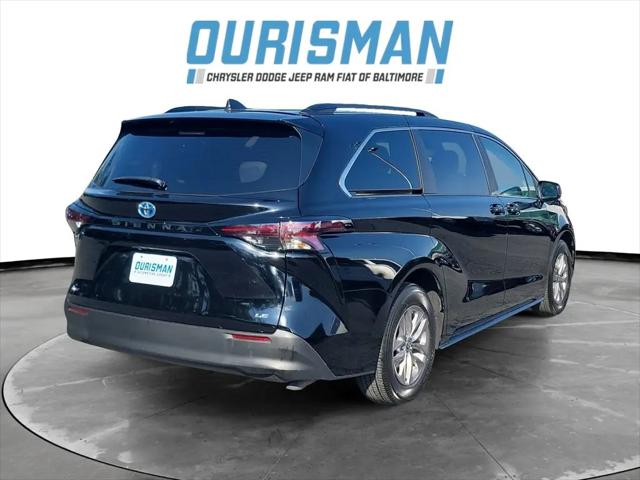 2025 Toyota Sienna LE
