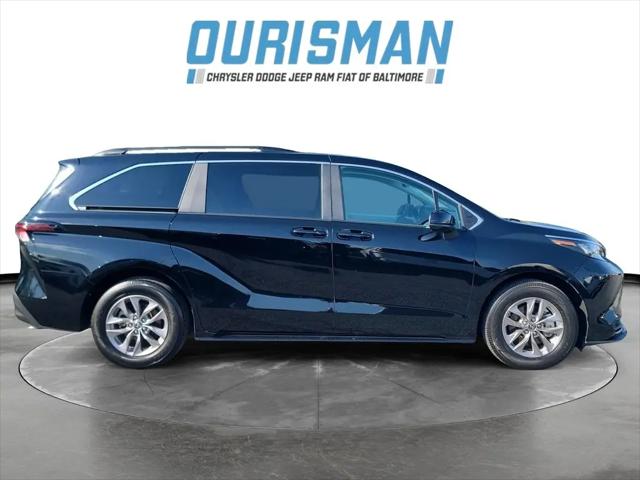 2025 Toyota Sienna LE