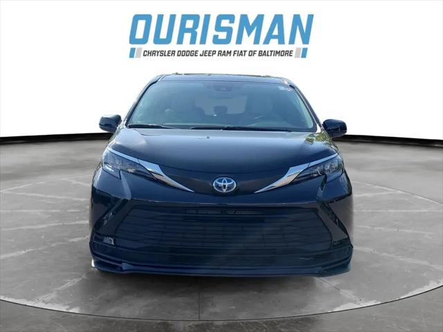 2025 Toyota Sienna LE