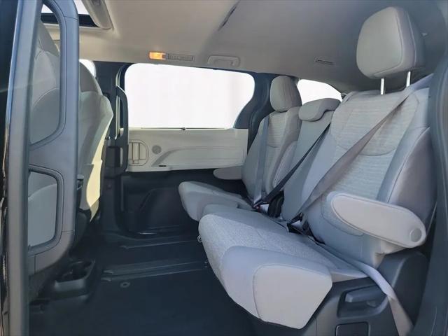2025 Toyota Sienna LE