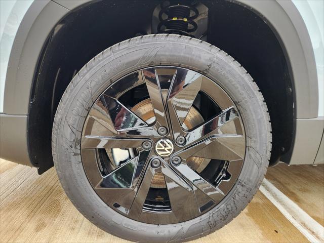 2026 Volkswagen Taos SE Black