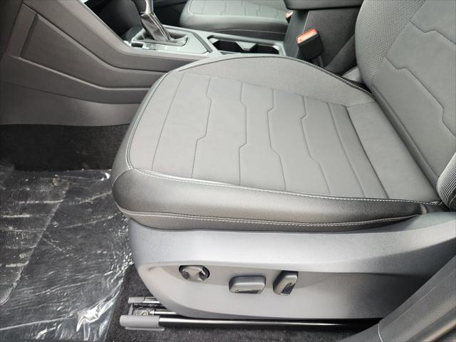 2026 Volkswagen Taos SE Black