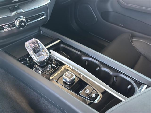 2026 Volvo XC60 Plug-In Hybrid Black Edition Ultra, T8 AWD Electric/Gasoline, Dark