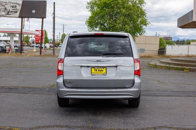 2016 Chrysler Town & Country Touring