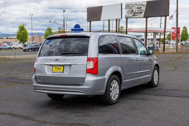 2016 Chrysler Town & Country Touring