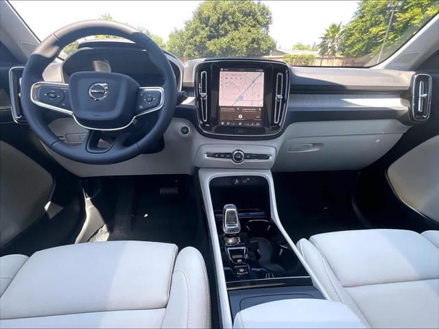 2026 Volvo XC40 Plus, B5 AWD Gas (mild hybrid), Dark
