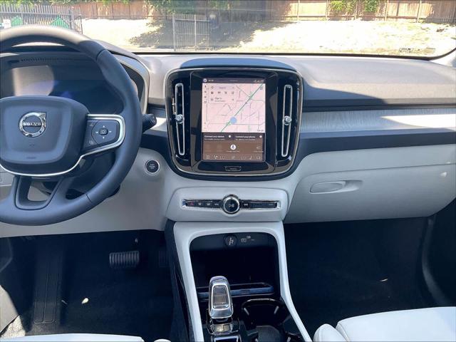 2026 Volvo XC40 Plus, B5 AWD Gas (mild hybrid), Dark