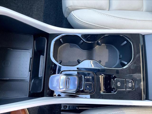 2026 Volvo XC40 Plus, B5 AWD Gas (mild hybrid), Dark