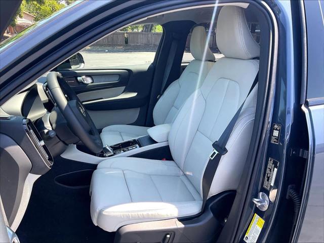 2026 Volvo XC40 Plus, B5 AWD Gas (mild hybrid), Dark