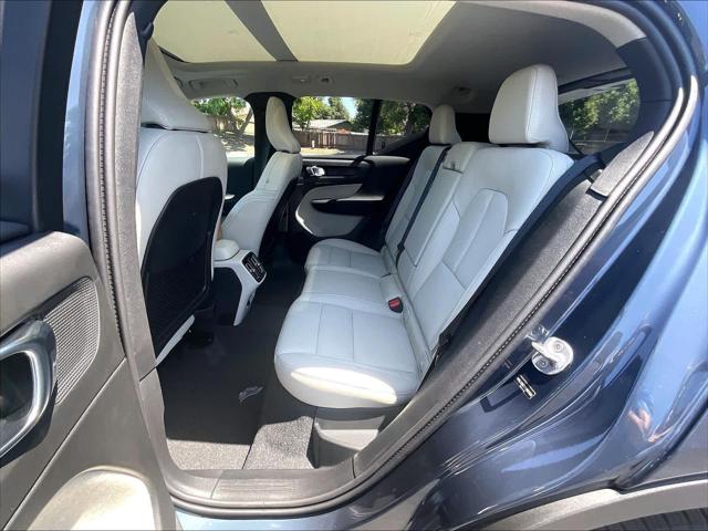 2026 Volvo XC40 Plus, B5 AWD Gas (mild hybrid), Dark