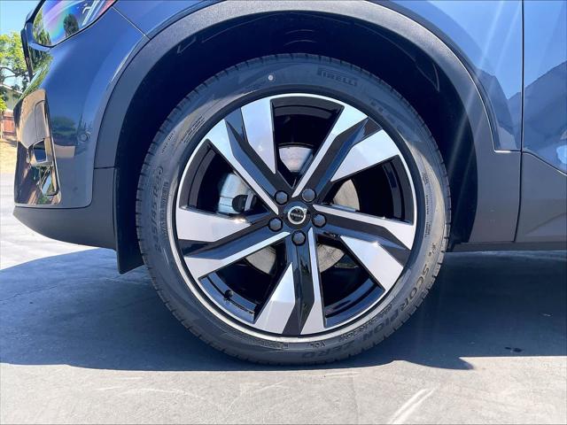 2026 Volvo XC40 Plus, B5 AWD Gas (mild hybrid), Dark
