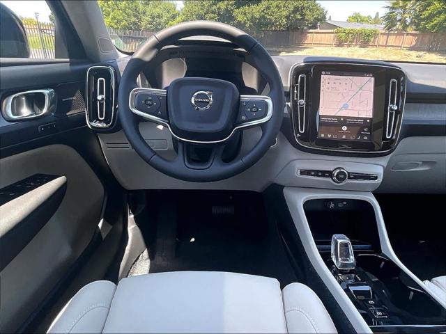 2026 Volvo XC40 Plus, B5 AWD Gas (mild hybrid), Dark
