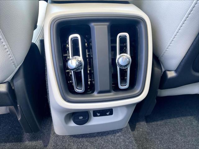 2026 Volvo XC40 Plus, B5 AWD Gas (mild hybrid), Dark