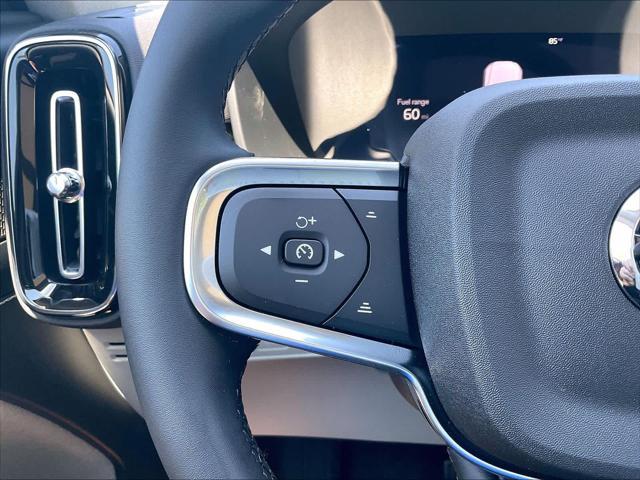 2026 Volvo XC40 Plus, B5 AWD Gas (mild hybrid), Dark