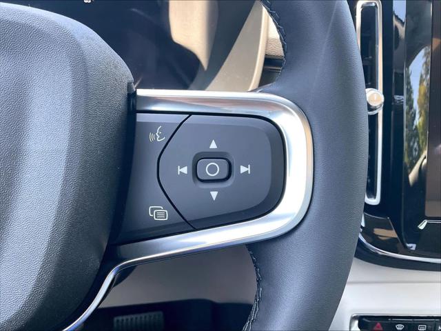 2026 Volvo XC40 Plus, B5 AWD Gas (mild hybrid), Dark
