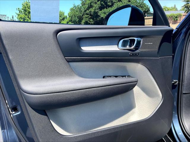 2026 Volvo XC40 Plus, B5 AWD Gas (mild hybrid), Dark