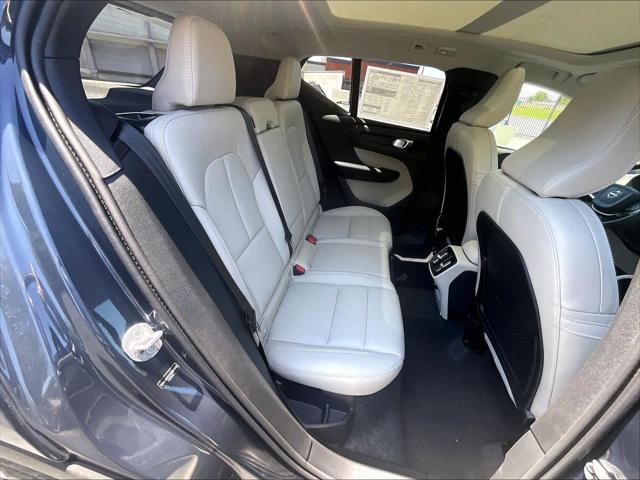 2026 Volvo XC40 Plus, B5 AWD Gas (mild hybrid), Dark