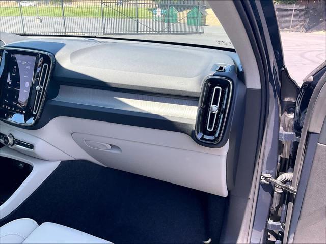 2026 Volvo XC40 Plus, B5 AWD Gas (mild hybrid), Dark