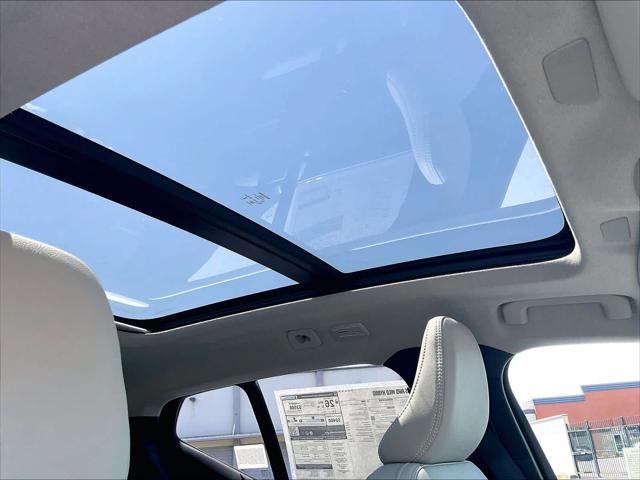 2026 Volvo XC40 Plus, B5 AWD Gas (mild hybrid), Dark