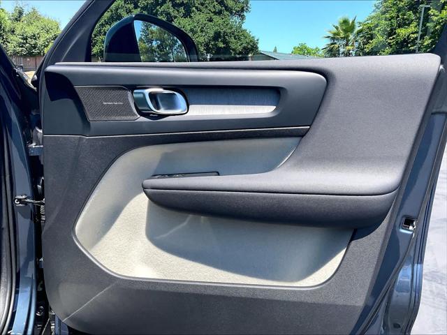 2026 Volvo XC40 Plus, B5 AWD Gas (mild hybrid), Dark