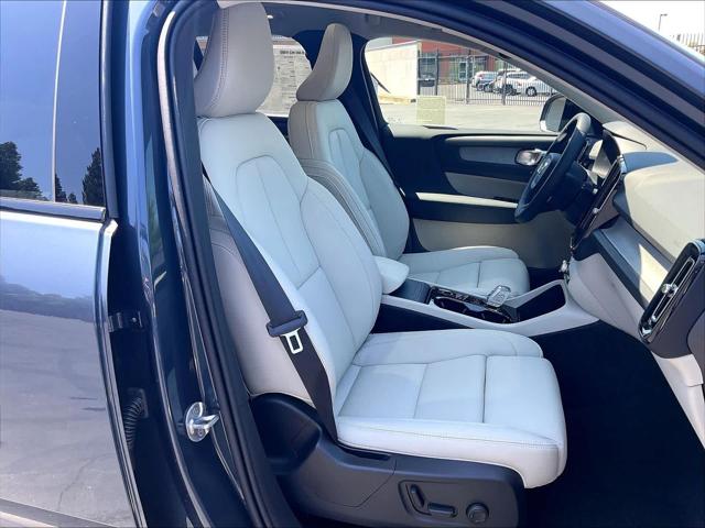 2026 Volvo XC40 Plus, B5 AWD Gas (mild hybrid), Dark