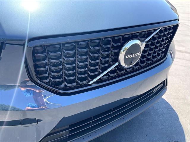 2026 Volvo XC40 Plus, B5 AWD Gas (mild hybrid), Dark