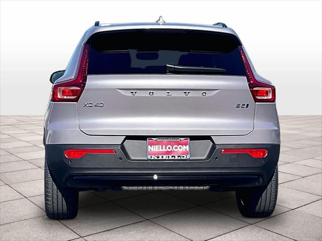 2026 Volvo XC40 Core, B5 AWD Gas (mild hybrid), Dark