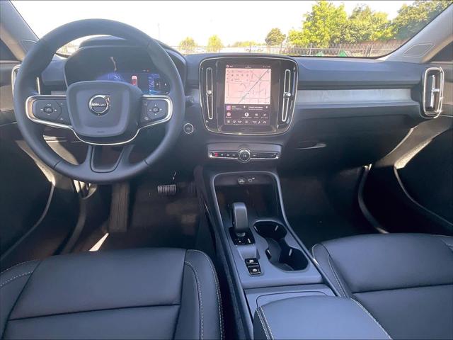 2026 Volvo XC40 Core, B5 AWD Gas (mild hybrid), Dark