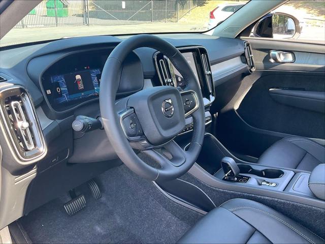 2026 Volvo XC40 Core, B5 AWD Gas (mild hybrid), Dark