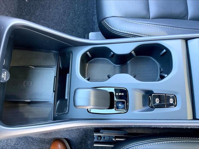2026 Volvo XC40 Core, B5 AWD Gas (mild hybrid), Dark
