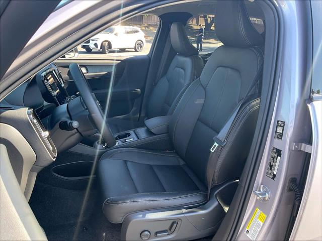 2026 Volvo XC40 Core, B5 AWD Gas (mild hybrid), Dark