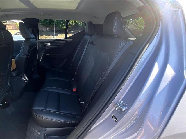 2026 Volvo XC40 Core, B5 AWD Gas (mild hybrid), Dark