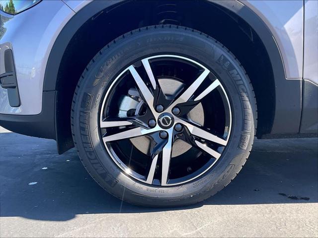 2026 Volvo XC40 Core, B5 AWD Gas (mild hybrid), Dark