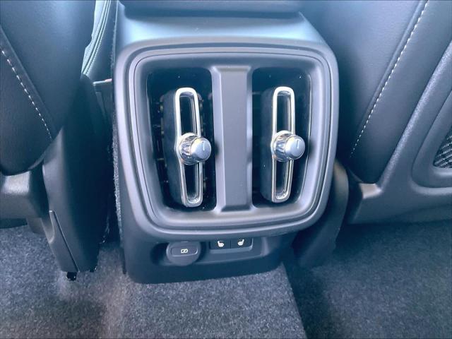 2026 Volvo XC40 Core, B5 AWD Gas (mild hybrid), Dark
