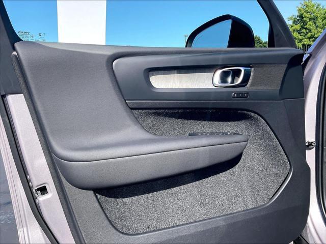 2026 Volvo XC40 Core, B5 AWD Gas (mild hybrid), Dark