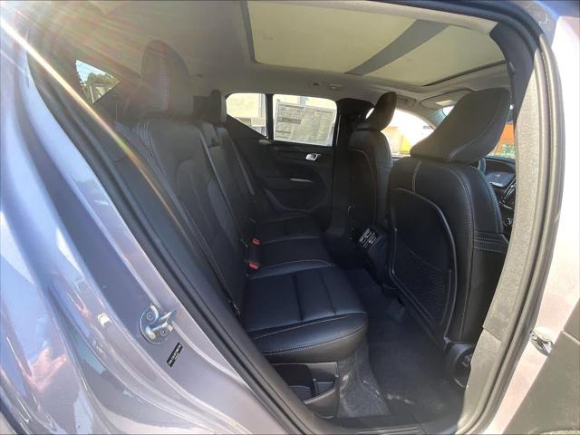 2026 Volvo XC40 Core, B5 AWD Gas (mild hybrid), Dark