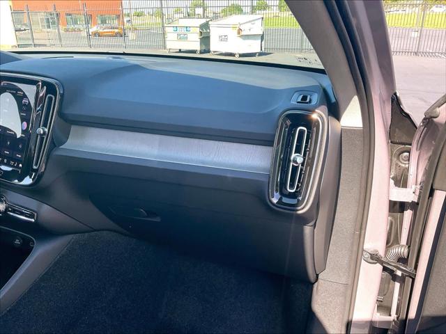 2026 Volvo XC40 Core, B5 AWD Gas (mild hybrid), Dark