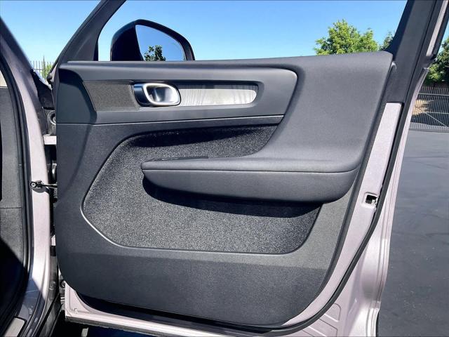2026 Volvo XC40 Core, B5 AWD Gas (mild hybrid), Dark
